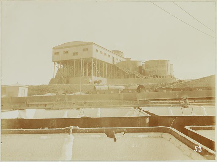 Pampa and oficina views. Exterior of iodine house and water tanks