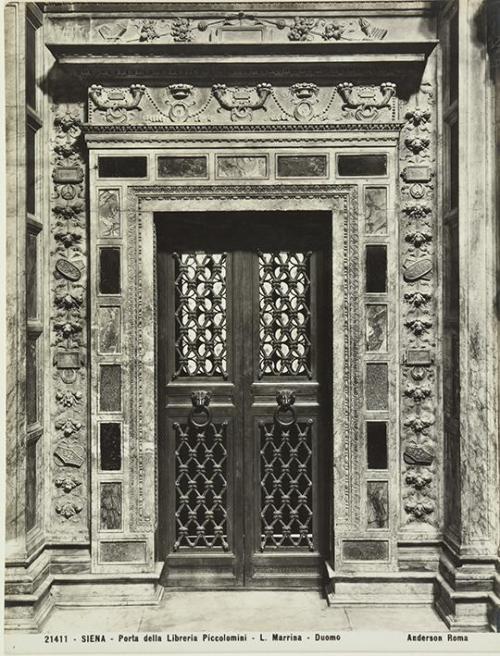 Siena. Porta della Libreria Piccolomini. L. Marrina. Duomo