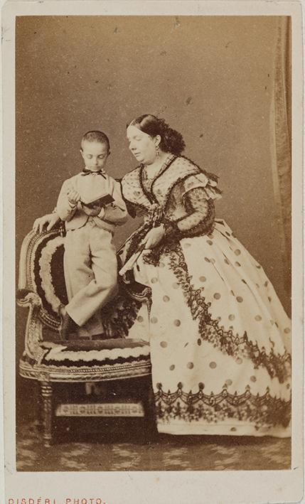 La reina Isabel II y su hijo Alfonso XII