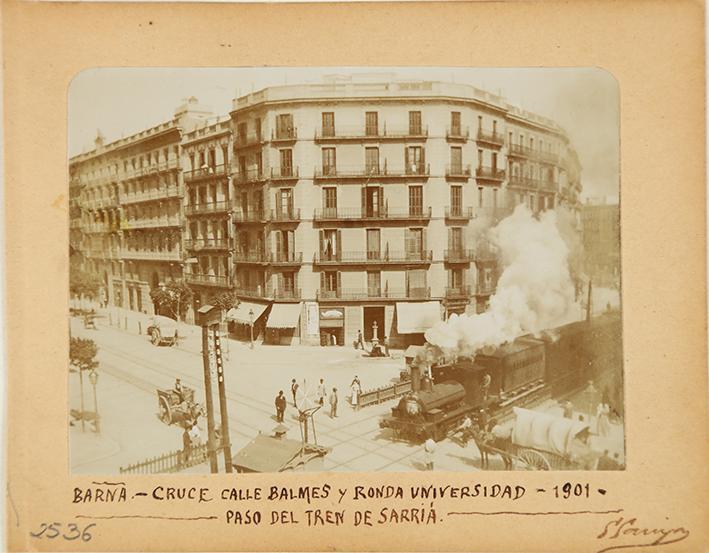 Barna. Cruce calle Balmes y ronda universidad. Paso del tren de Sarriá