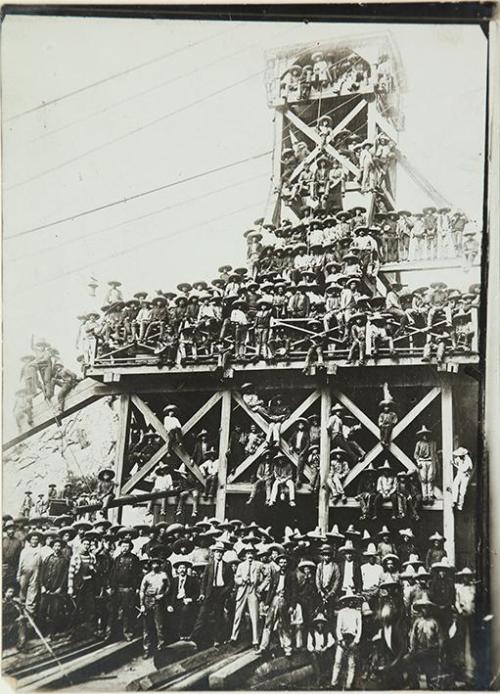 (Revolucionarios mejicanos sobre una torre)