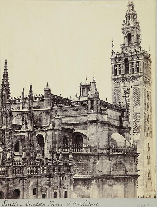 (Vista de la Catedral de Sevilla con la Giralda)