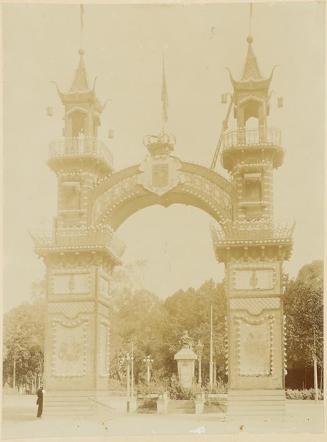 (Arco de entrada a la Feria de Valencia)