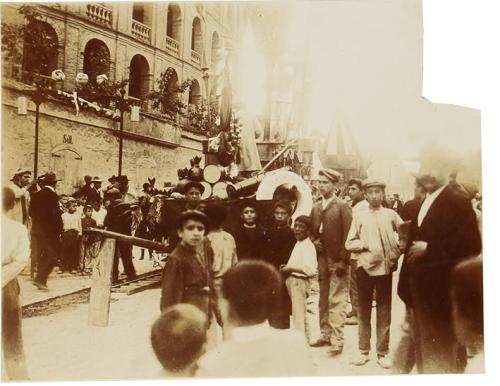 (Valencianos delante de la plaza de toros)