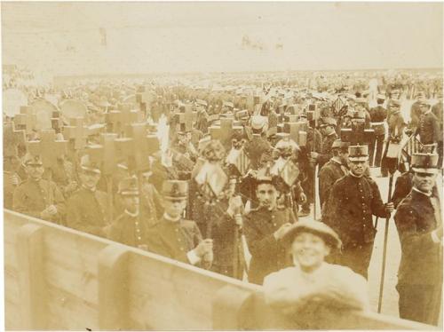 (Desfile en la plaza de toros de Valencia)