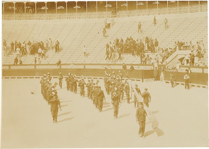 (Desfile en la plaza de toros de Valencia )