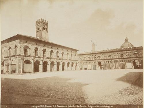 Bologna. Piazza. Palazzo del Podestá e de Bauchi