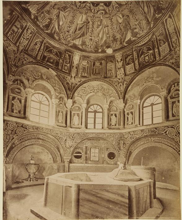 (Rávena. Interior del Baptisterio de San Giovani. Pila y piscina bautismal)