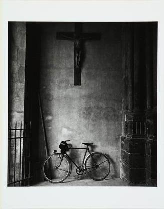 Bicicleta en una iglesia. Bicicleta en un atrio de una iglesia de París