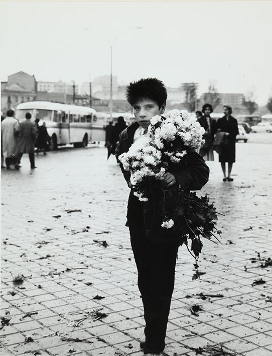 Niño con flores