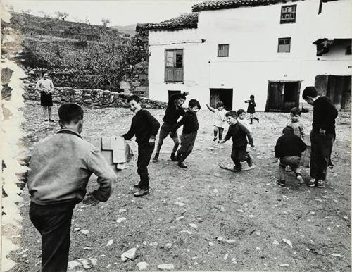 Niños toreando