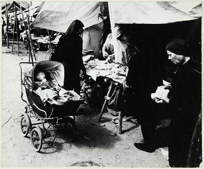 Niño en carrito. Escena de feria