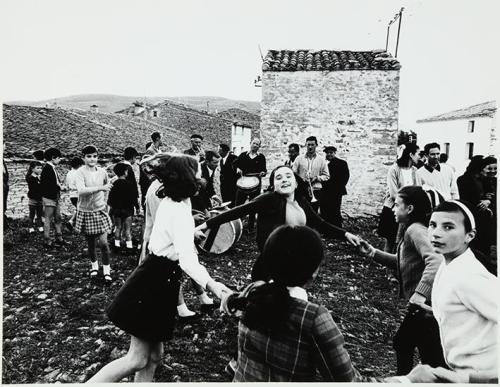 Niñas jugando al corro