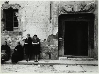 Sentadas en la puerta