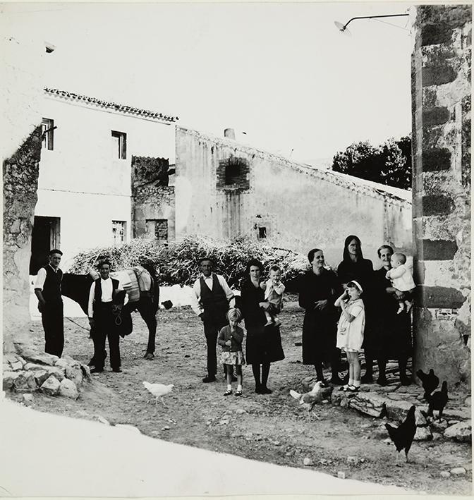 Gente de pueblo, ancianos y niños con gallinas