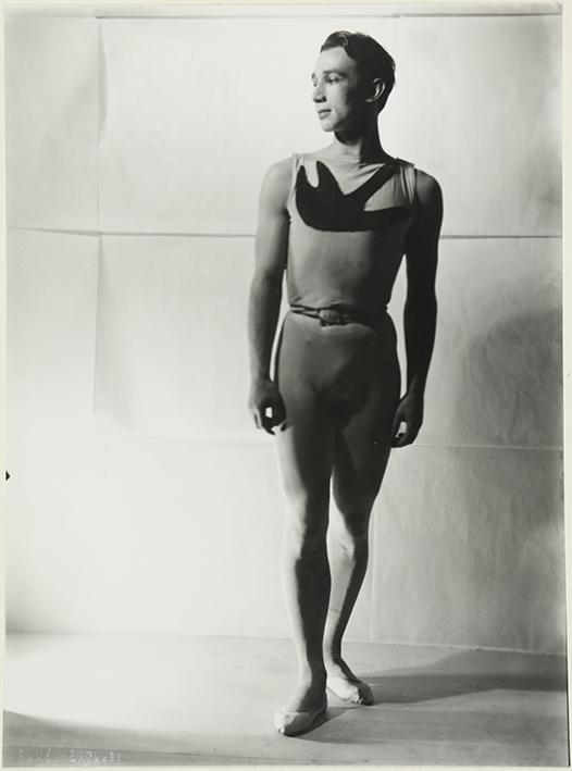 Pertenece a la Serie de fotografías del Ballet Ruso del Coronel Basil 1933. (Retrato masculino de bailarín)