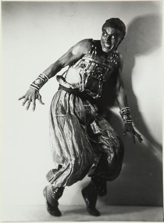 Pertenece a la Serie de fotografías del Ballet Ruso del Coronel Basil 1933. (Retrato masculino de bailarín disfrazado)