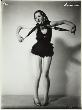 Pertenece a la Serie de fotografías del Ballet Ruso del Coronel Basil 1933. (Retrato de una bailarina con pañuelo en la cabeza)