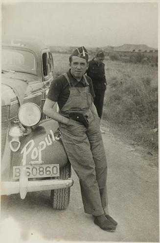 (Soldado apoyado en un coche)