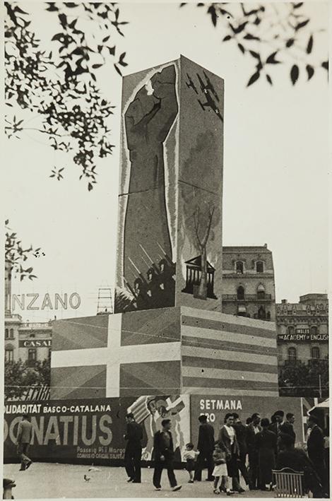 (Templete levantado en la Plaza Cataluña con motivo de la Semana de ayuda a Euzkadi)