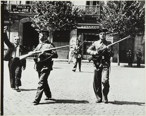 (Guerra civil española). 19 Julio 1936. Guardi Civil y Guardias de Asalto se dirigen al centro de Barcelona.