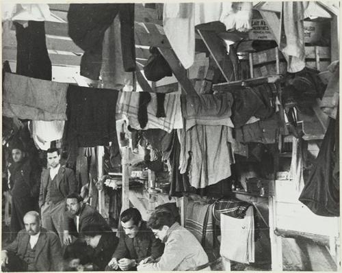 (Guerra civil española). Francia 1939. Interior de una barraca en el campo de concentración de Bram (Ande).