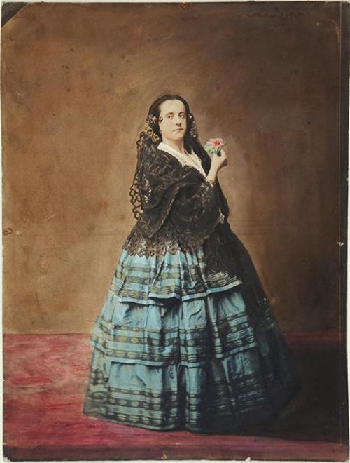 Mujer sujetando una flor