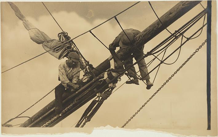 (Dos hombres en el mástil de un barco)