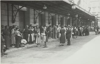 (Refugiados en la estación de tren)