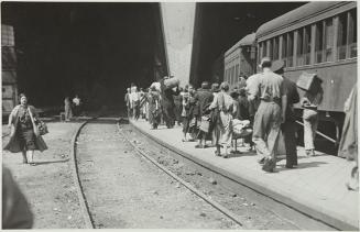 (Refugiados en la estación de tren)