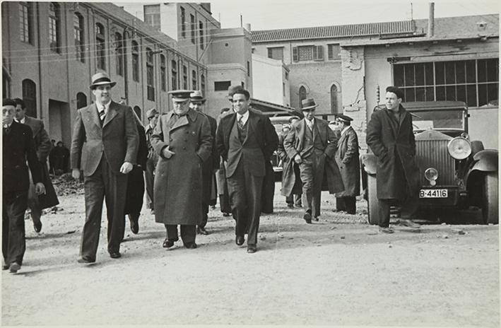 (El General Miaja visita junto a Josep Tarradellas una fábrica de material de guerra)