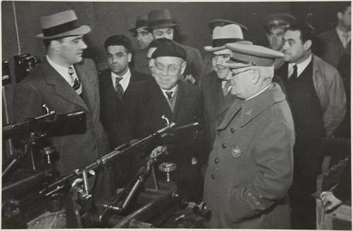 (El General Miaja con Josep Tarradellas visita una fábrica de armas)