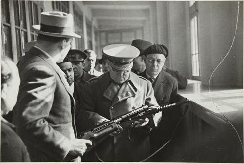 (Josep Tarradellas entregando un fusil ametralladora al General Miaja)