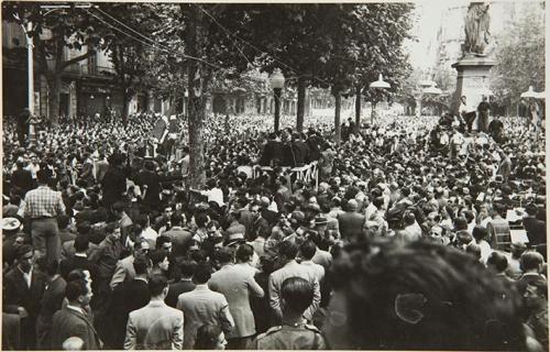 (Conmemoración del 11 de septiembre de 1714 ante el monumento a Rafael Casanova en Barcelona)