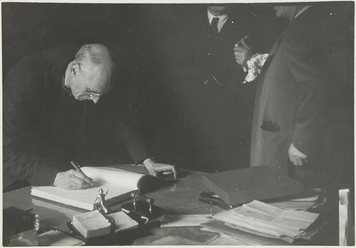 (Hombre firmando en el llibre d´Or del Comissariat de Propaganda)