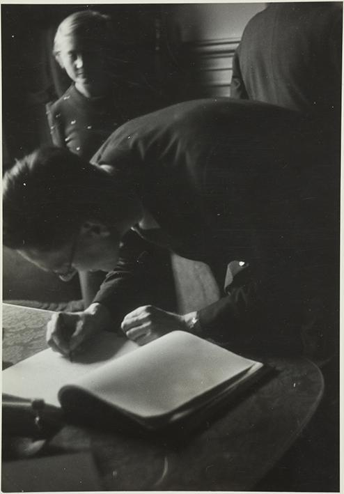 (Hombre firmando en el llibre d´Or del Comissariat de Propaganda)