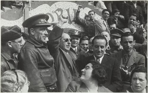 (El militar Enric Pérez Ferràs, Frederica Montseny y Aurorita Arnaiz, en el mitín celebrado como clausura de la Semana de Solidaridad de Catalunya con Madrid)