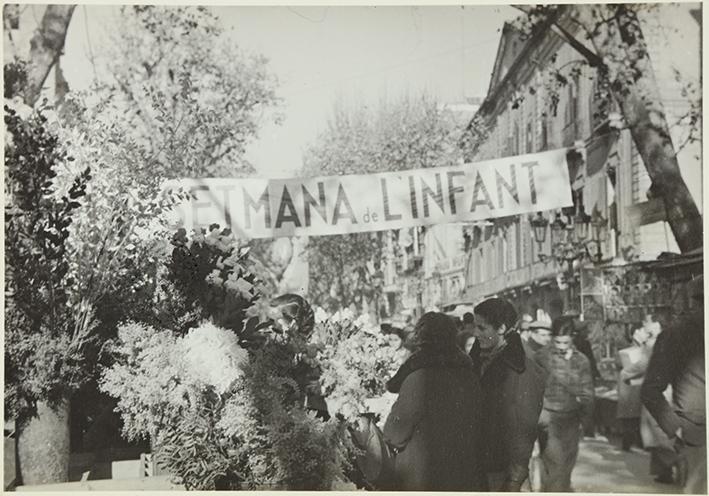 (Puesto de flores en las Ramblas en la semana del niño)