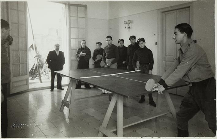 (Hombres jugando al ping pong)