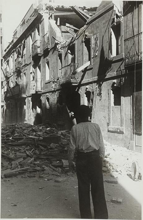 (Hombre contemplando una casa destruida en un bombardeo)