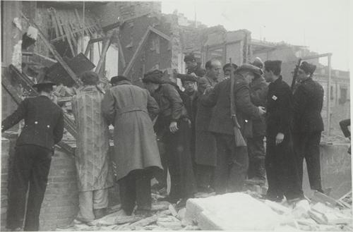 (Gente en la calle viendo los destrozos del bombardeo)