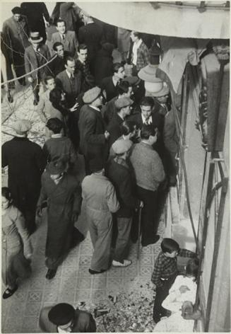 Curiosos viendo los efectos del bombardeo