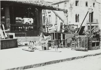 (Enseres de un edificio bombardeado)