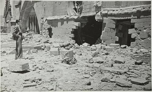 (Efectos del bombardeo en la catedral de Barcelona)