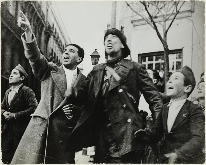 Arrivèe des premiers avions a Madrid. Un des premiers combat aeriene au dessous Madrid. 1936