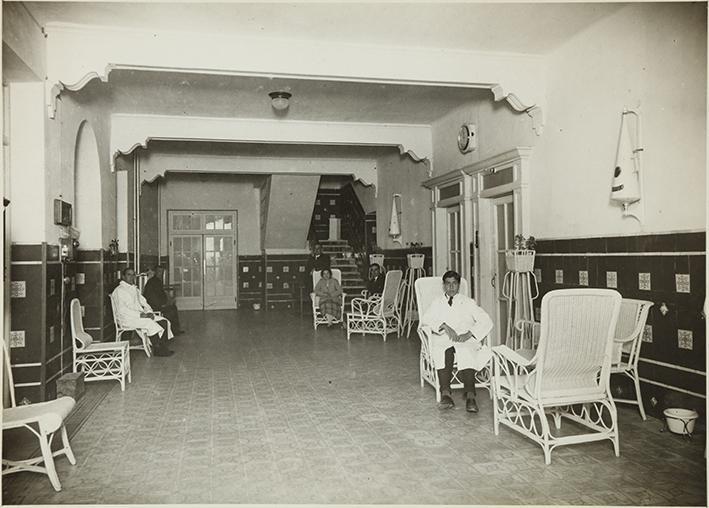 (Sala de un sanatorio)