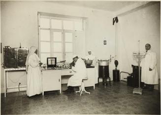 (Médicos y monjas en un laboratorio)