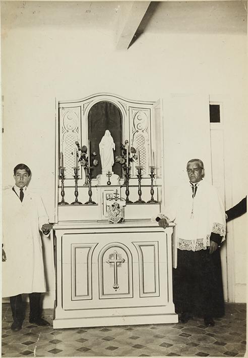 (Médico y sacerdote en el altar de un sanatorio)