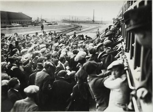 Los miembros del Comité de Huelga llegan a Madrid. Una gran multitud de obreros les espera en la estación de Atocha y les acompañará entre ovaciones a la Casa del Pueblo