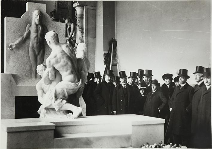 En el Panteón de Hombres Ilustres se dedica un monumento al llorado político don José Canalejas. Romanones, Weyler, Villanueva, entre los asistentes al acto.